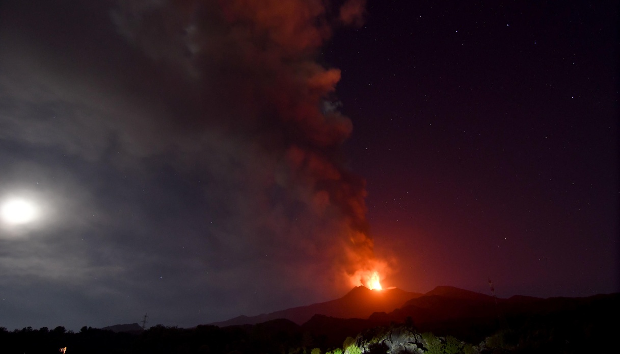 https://wips.plug.it/cips/notizie.virgilio.it/cms/2025/08/eruzione-etna-allarme-catania-aeroporto-1.jpg