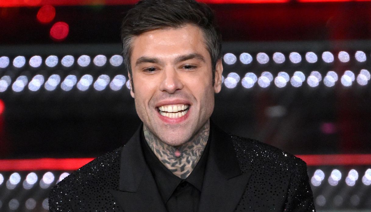 https://wips.plug.it/cips/notizie.virgilio.it/cms/2025/08/fedez-cachet-cittanova.jpg
