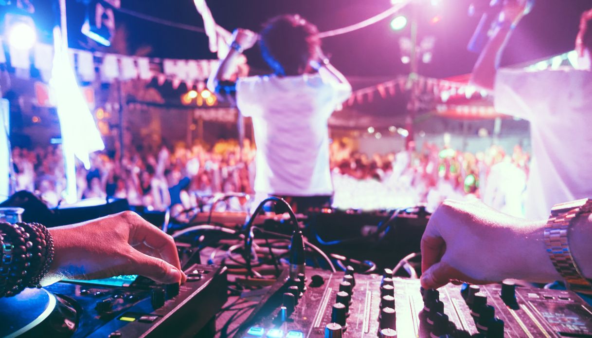 Polizia alla festa dell’influencer al lido: c’erano 1000 persone in un locale da 200, venduto alcol a minori Polizia alla festa dell’influencer al lido: c’erano 1000 persone in un locale da 200, venduto alcol a minori