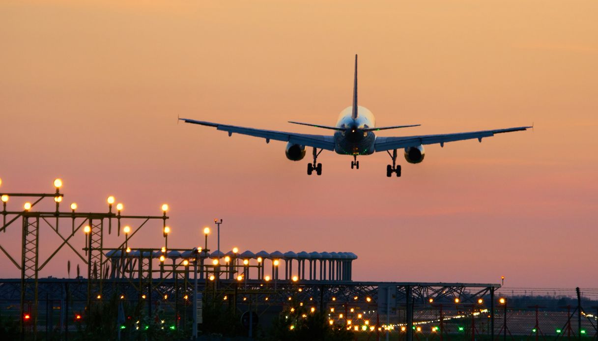 https://wips.plug.it/cips/notizie.virgilio.it/cms/2025/08/figlio-passaporto-aeroporto-1.jpg