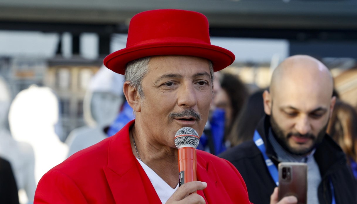 https://wips.plug.it/cips/notizie.virgilio.it/cms/2025/08/fiorello-ladri-villa-roma.jpg