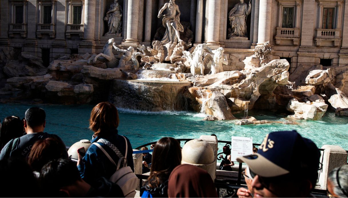 Turista argentina mette i piedi nella Fontana di Trevi, multa salata e Daspo urbano: cosa significa Turista argentina mette i piedi nella Fontana di Trevi, multa salata e Daspo urbano: cosa significa