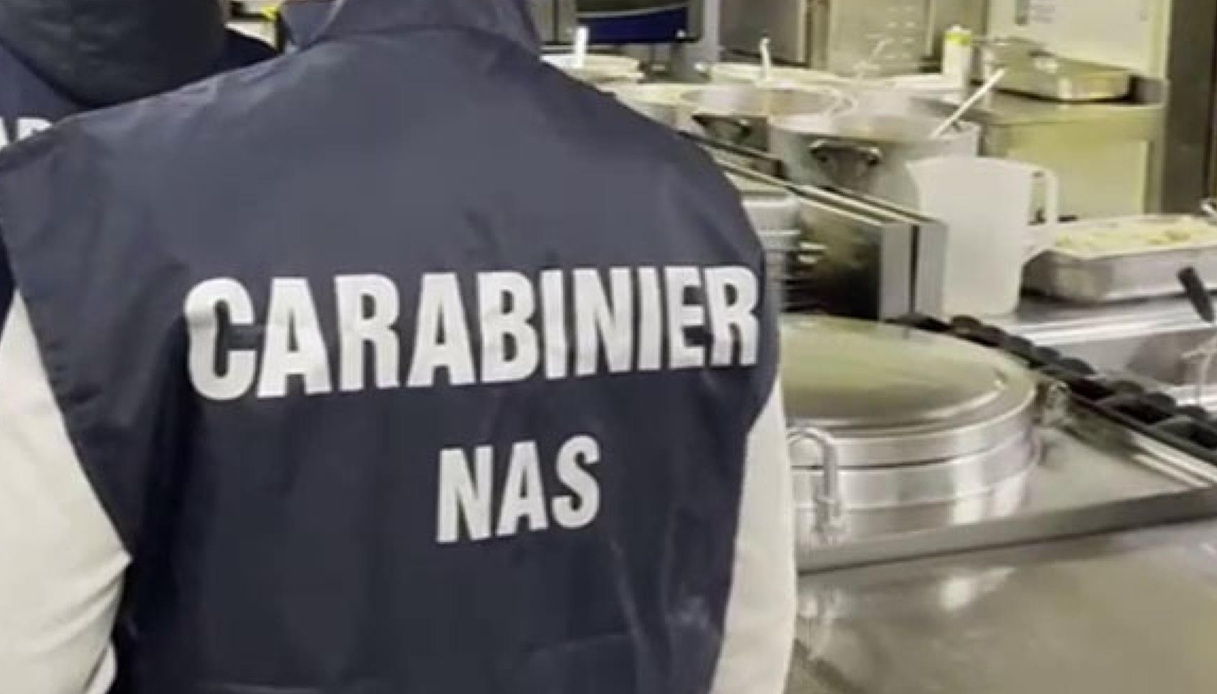 https://wips.plug.it/cips/notizie.virgilio.it/cms/2025/08/formia-intossicazione-stabilimento-balneare-nas.jpg
