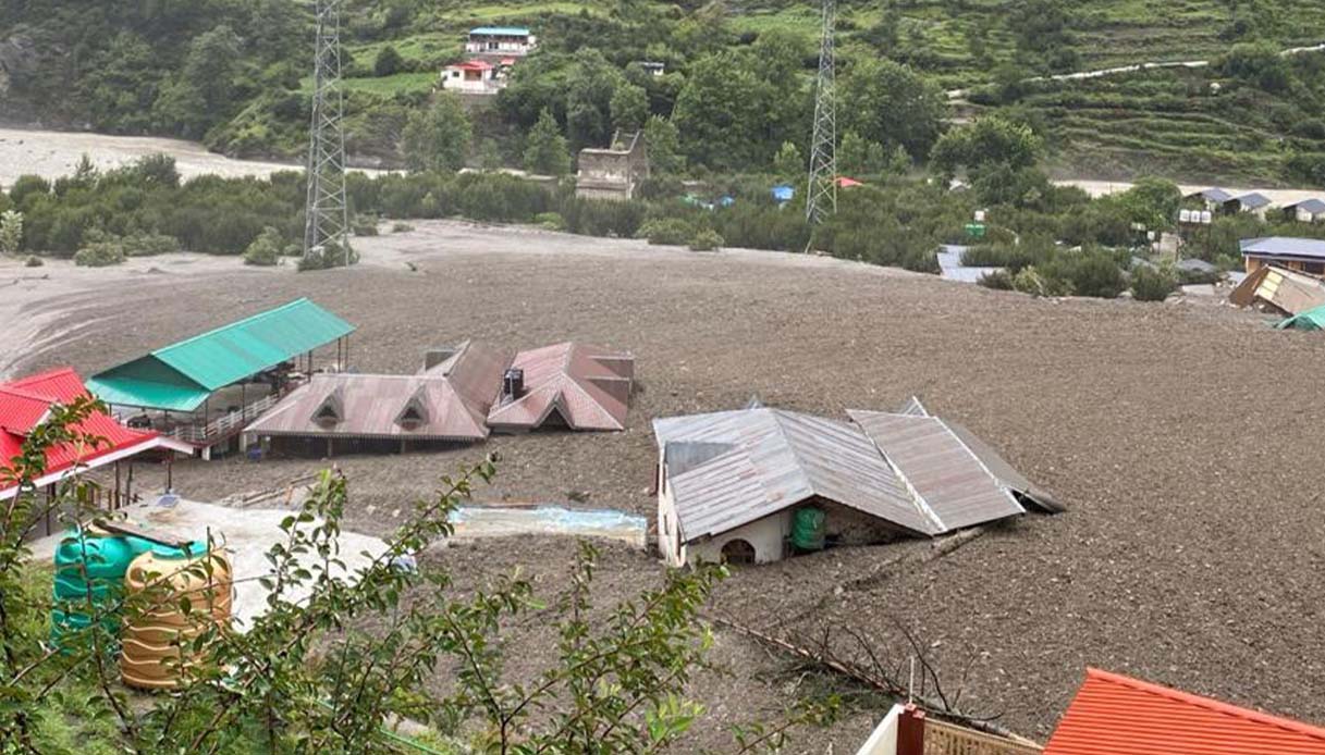 https://wips.plug.it/cips/notizie.virgilio.it/cms/2025/08/frana-india-dispersi-morti-villaggio.jpg
