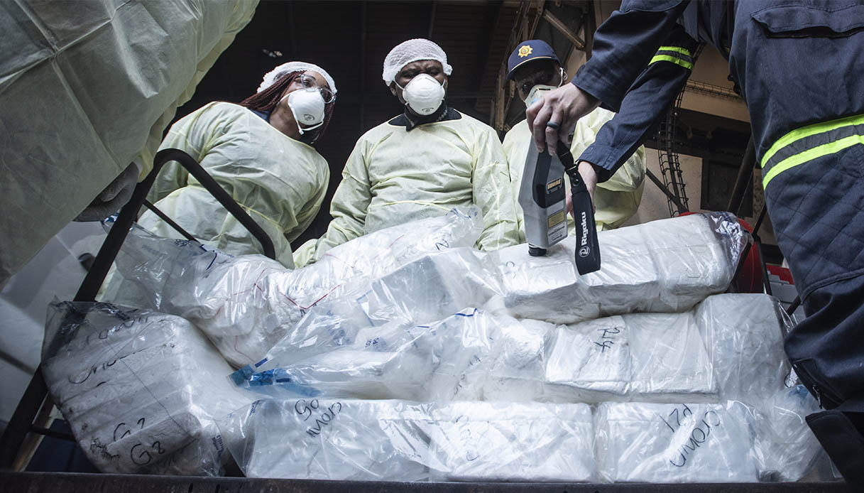 https://wips.plug.it/cips/notizie.virgilio.it/cms/2025/08/francia-tsunami-bianco-cocaina.jpg