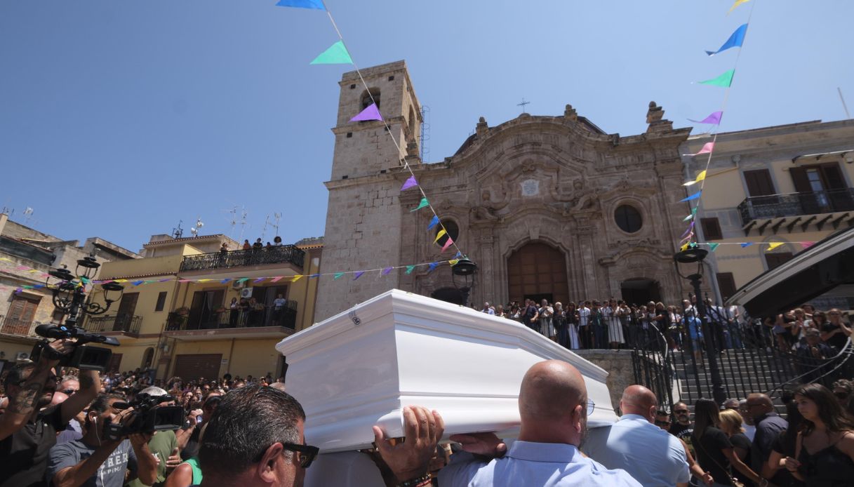 https://wips.plug.it/cips/notizie.virgilio.it/cms/2025/08/funerali-simona-cina-sindaco-capaci.jpg