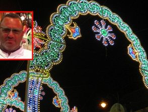 Cade mentre monta le luminarie di San Rocco a Valenzano vicino Bari, morto il titolare Gianni Faniuolo