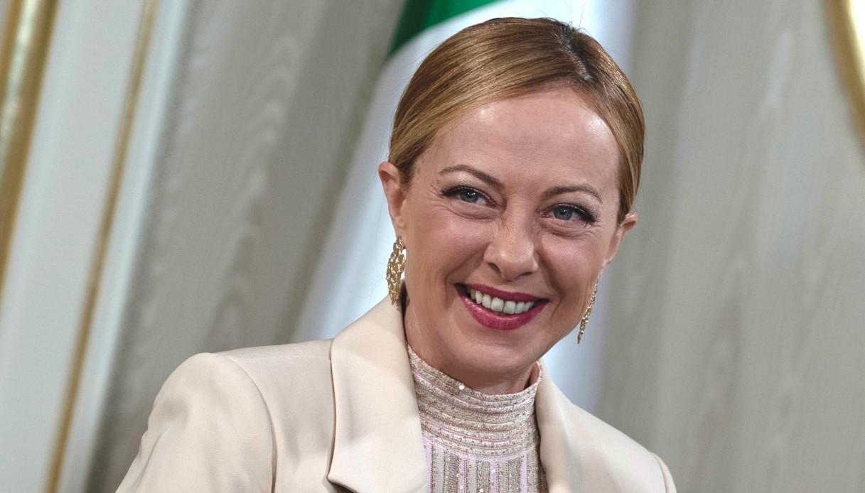 https://wips.plug.it/cips/notizie.virgilio.it/cms/2025/08/giorgia-meloni-vacanza.jpg