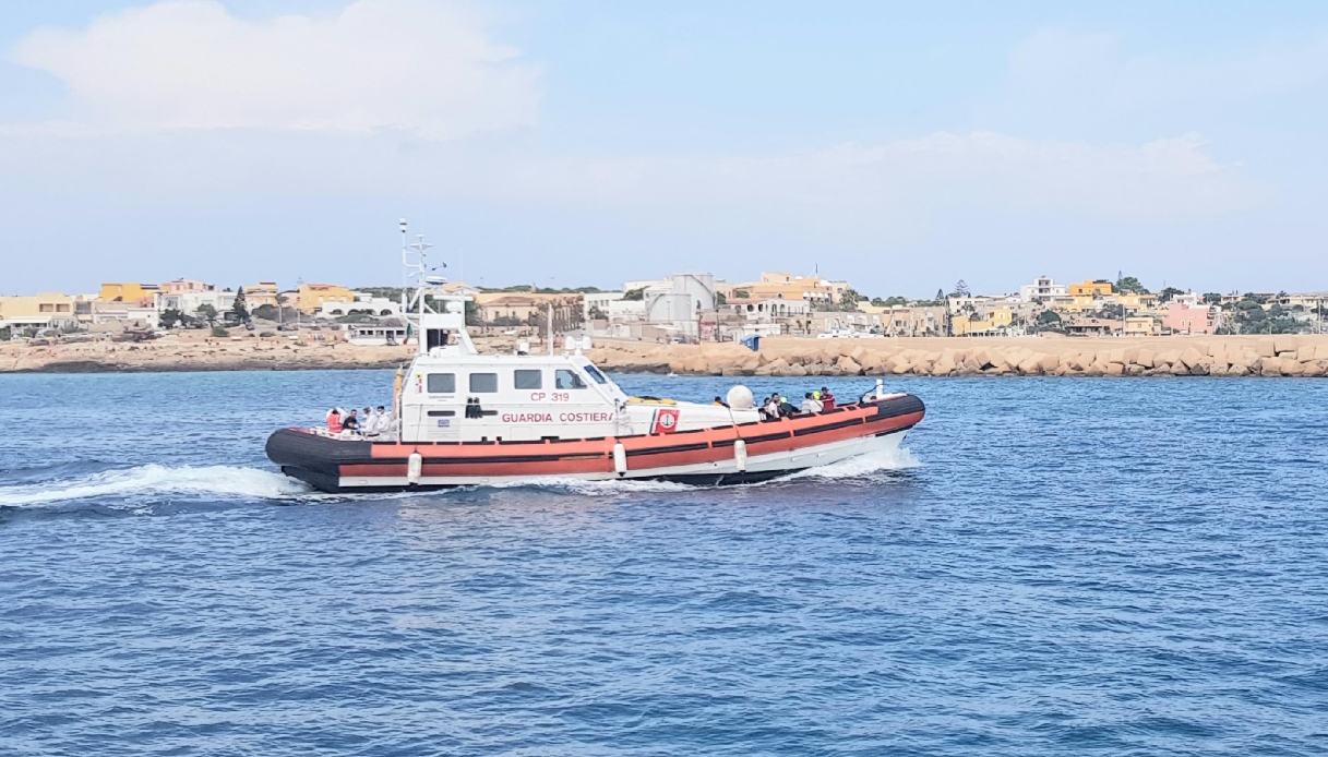 https://wips.plug.it/cips/notizie.virgilio.it/cms/2025/08/gommone-mondello-simone-la-torre.jpg