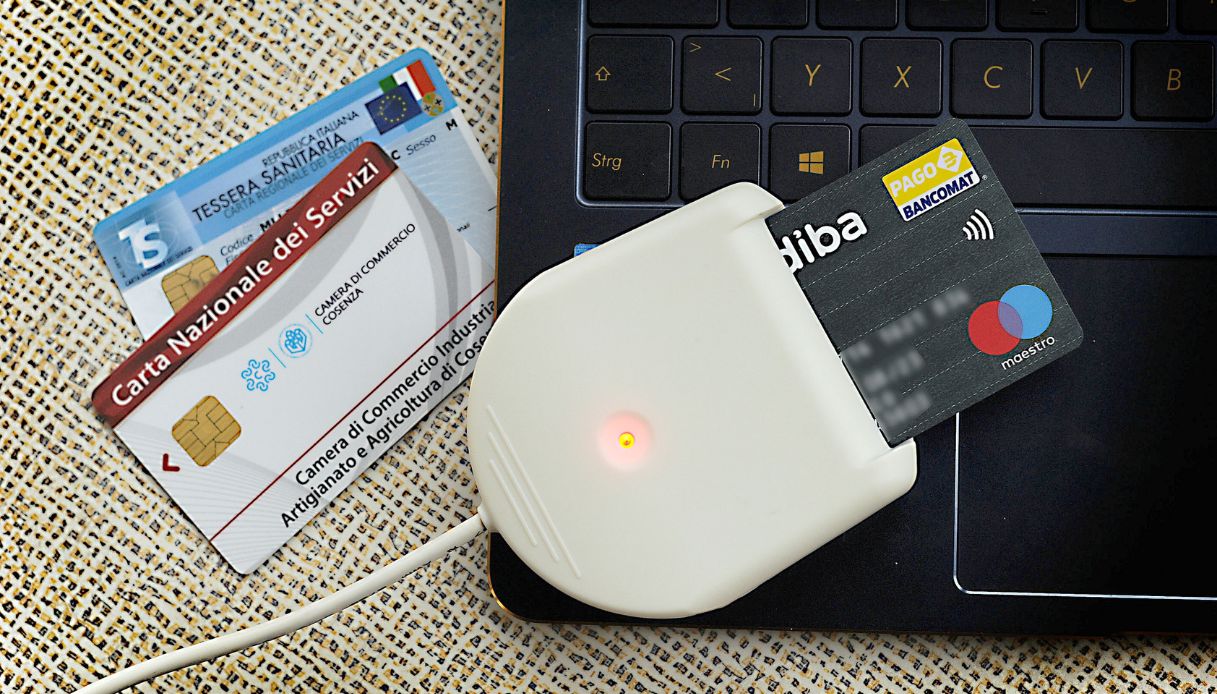 https://wips.plug.it/cips/notizie.virgilio.it/cms/2025/08/identita-digitale-carta-identita-spid.jpg