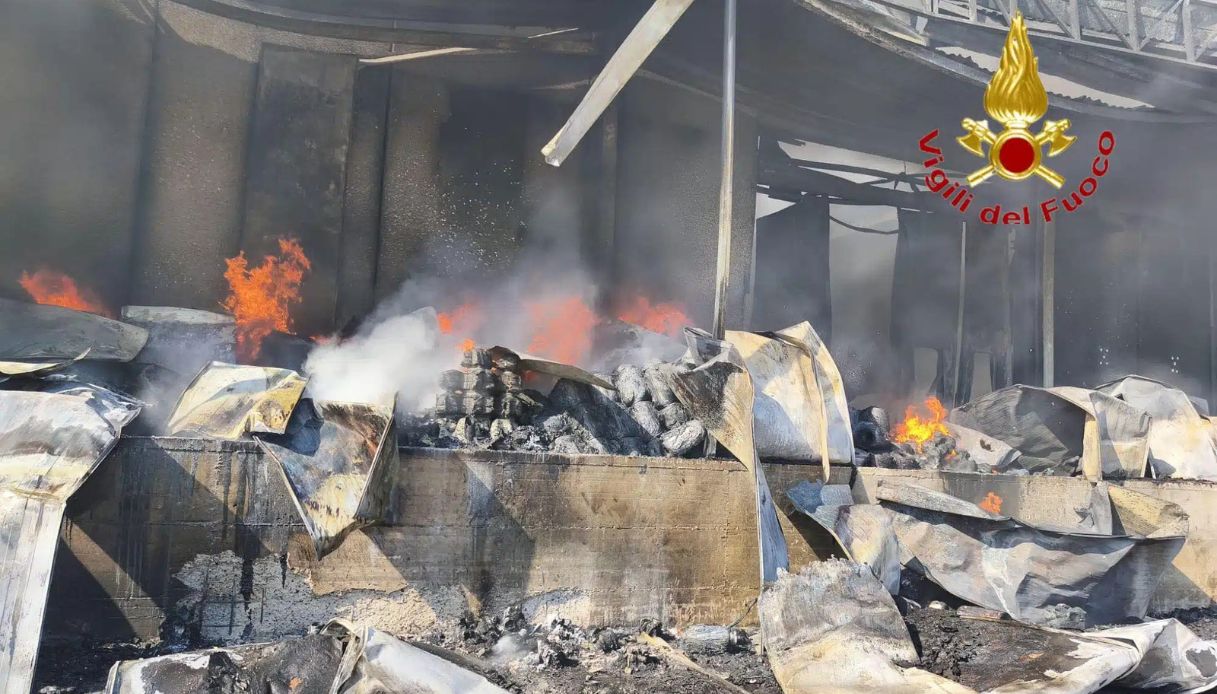 https://wips.plug.it/cips/notizie.virgilio.it/cms/2025/08/incendio-battipaglia-caseificio.jpg