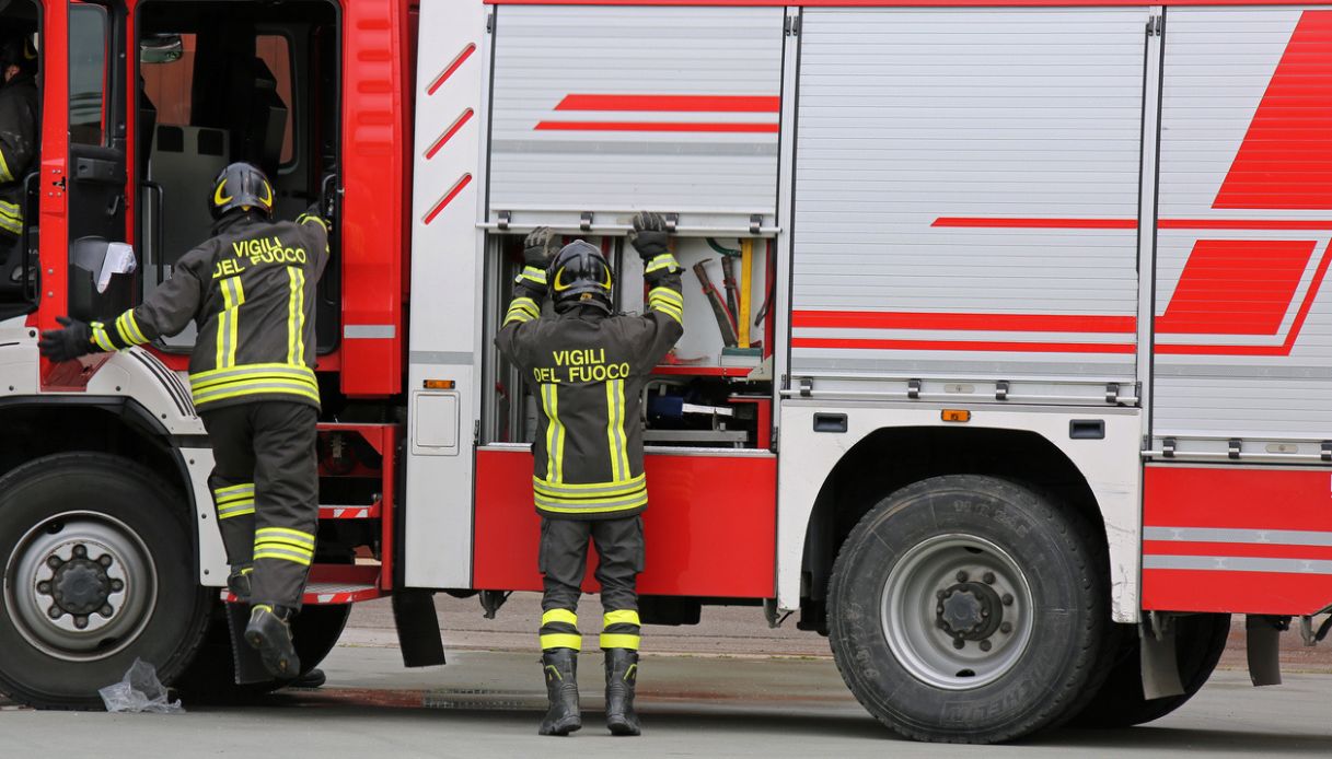 Incendio a Camporotondo Etneo vicino Catania con rischio esplosione, 60 famiglie evacuate: la situazione Incendio a Camporotondo Etneo vicino Catania con rischio esplosione, 60 famiglie evacuate: la situazione