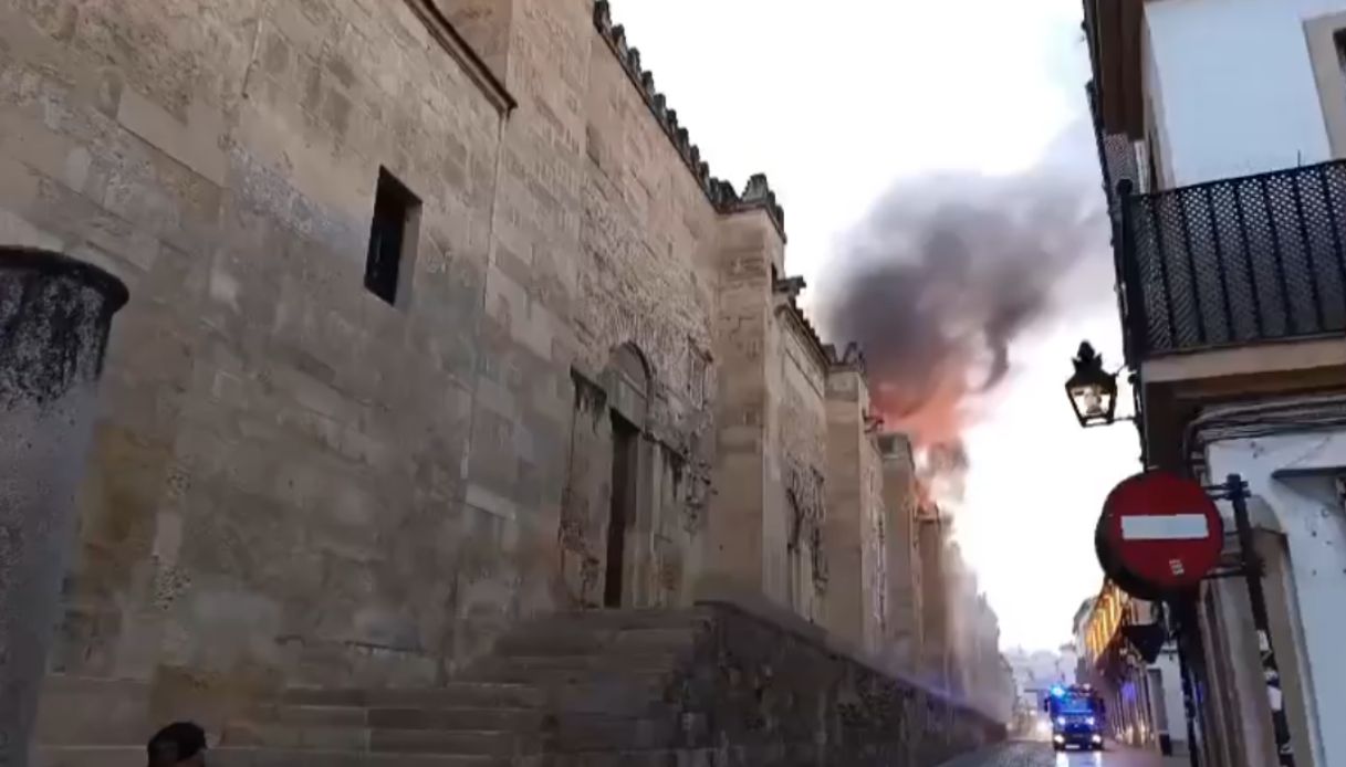 https://wips.plug.it/cips/notizie.virgilio.it/cms/2025/08/incendio-cordova-moschea.jpg