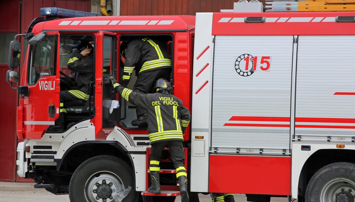 Incendio a Grosseto sulla ferrovia, treni sospesi ed evacuato un albergo: in sicurezza case e un distributore Incendio a Grosseto sulla ferrovia, treni sospesi ed evacuato un albergo: in sicurezza case e un distributore