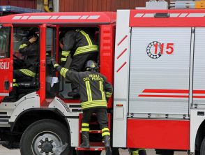 Incendio a Grosseto sulla ferrovia, treni sospesi ed evacuato un albergo: in sicurezza case e un distributore