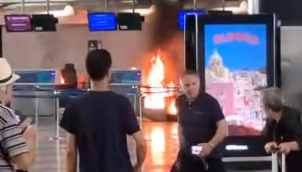 https://wips.plug.it/cips/notizie.virgilio.it/cms/2025/08/incendio-malpensa-fuoco.jpg
