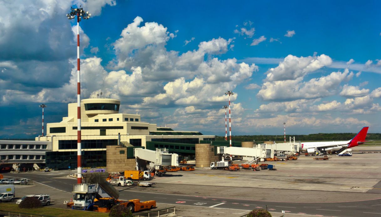 https://wips.plug.it/cips/notizie.virgilio.it/cms/2025/08/incendio-malpensa-terminal-1.jpg