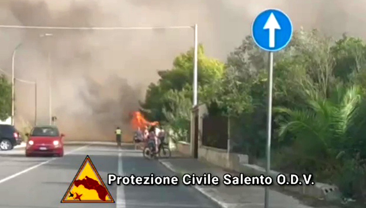 Devastante incendio in Salento e centinaia di persone evacuate, quali zone sono state colpite Devastante incendio in Salento e centinaia di persone evacuate, quali zone sono state colpite