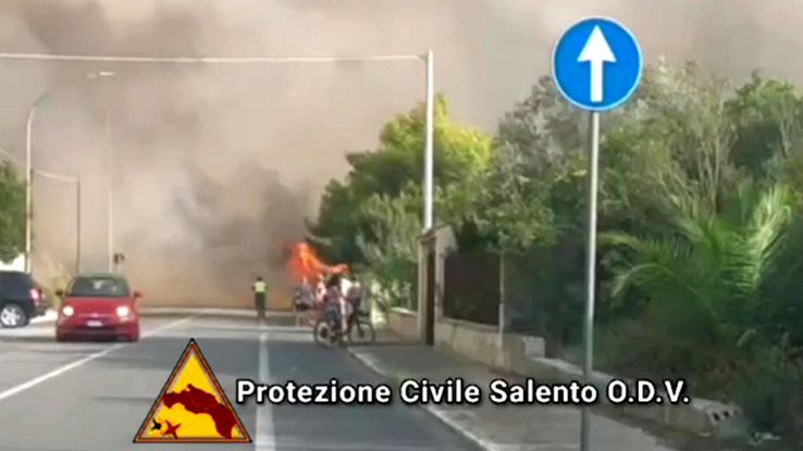 Devastante incendio in Salento e centinaia di persone evacuate, quali ...