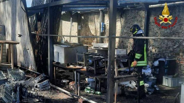 Incendio nella Villa La Spagnuola Gavotti a Savona, le fiamme da una ...