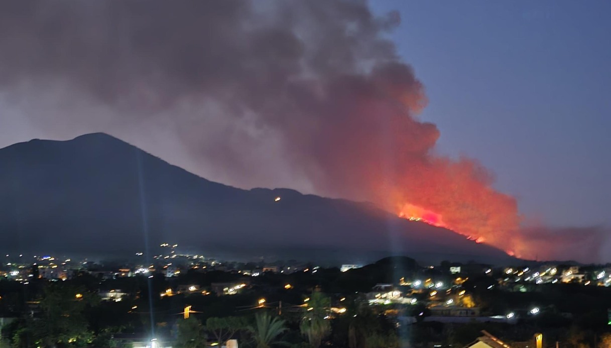 Incendio sul Vesuvio, il fronte del fuoco ha raggiunto i 2 chilometri, sul posto anche l