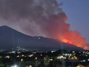 Incendio sul Vesuvio, il fronte del fuoco ha raggiunto i 2 chilometri, sul posto anche l'esercito