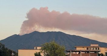 incendio-vesuvio-napoli-fumo