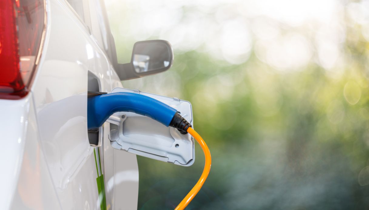 https://wips.plug.it/cips/notizie.virgilio.it/cms/2025/08/incentivi-auto-elettrica-2025.jpg