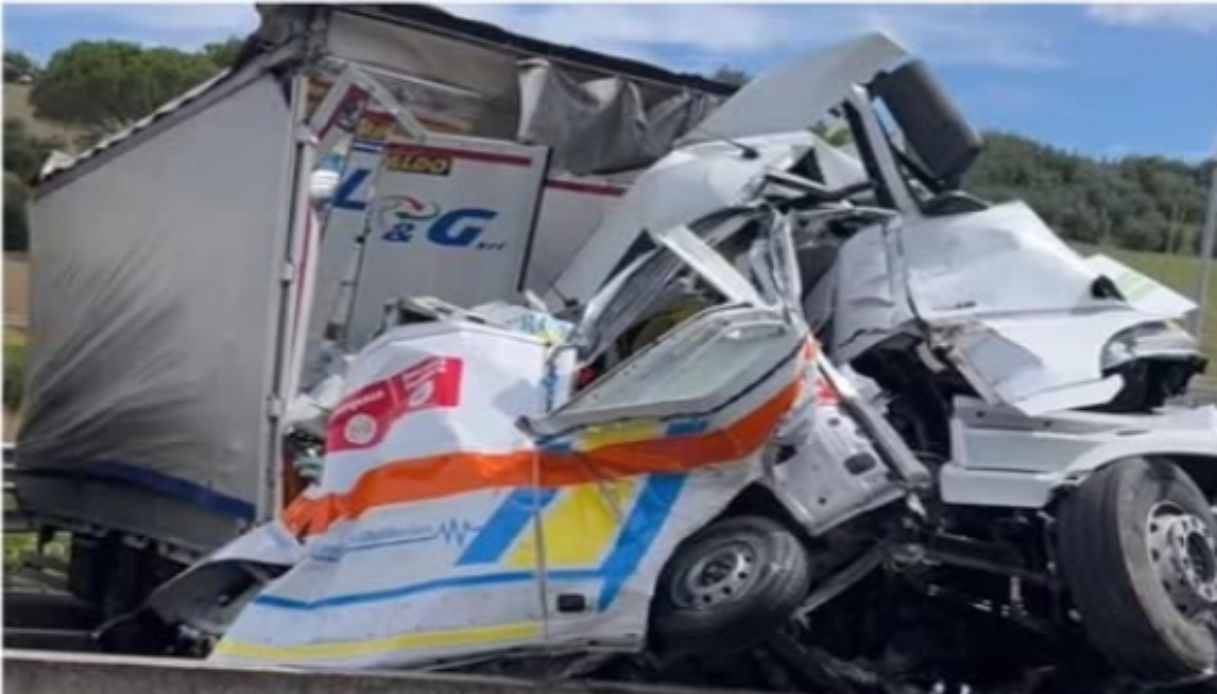 https://wips.plug.it/cips/notizie.virgilio.it/cms/2025/08/incidente-a1-arezzo-valdarno-morti-feriti.jpg