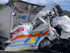 Incidente sull'A1 tra Arezzo e Valdarno, 3 morti su un'ambulanza e 18 feriti: un tir ha saltato la carreggiata