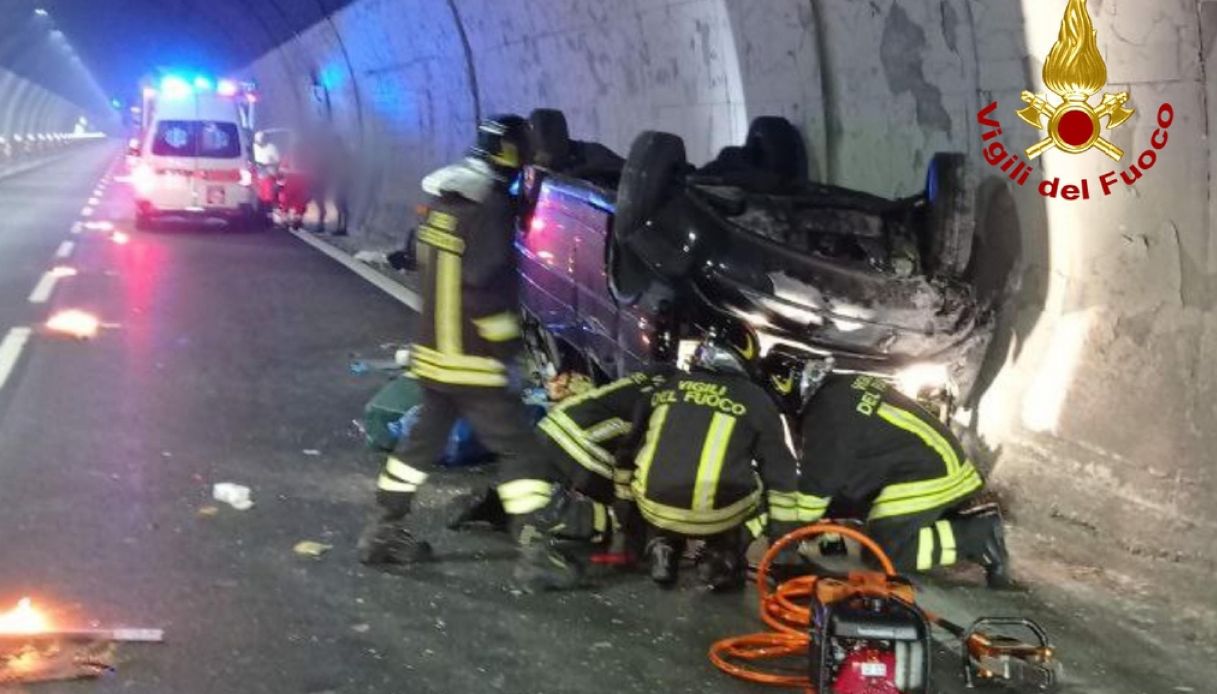 auto si ribalta sulla a23 erano in 8 a bordo di cui 5 bimbi ferita una donna bambini illesi