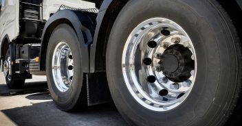 incidente lavoro cric ruota tir