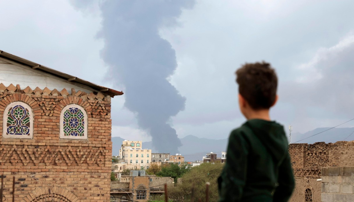 https://wips.plug.it/cips/notizie.virgilio.it/cms/2025/08/israele-bombarda-sanaa-houthi.jpg