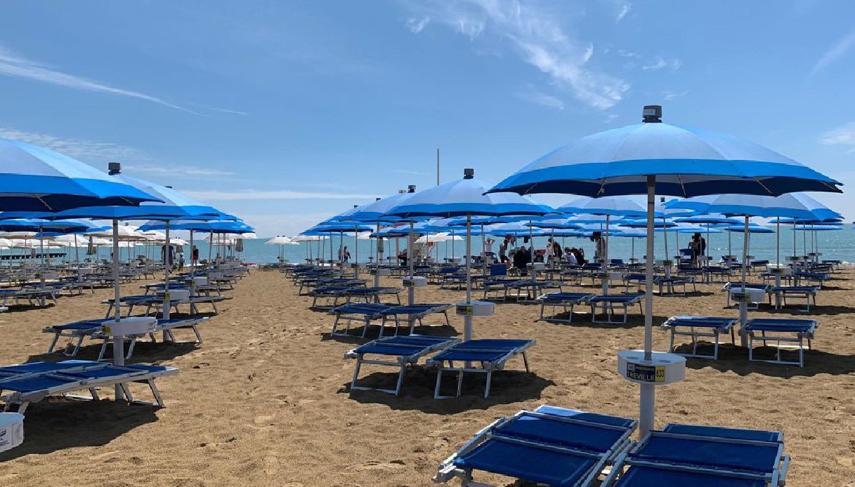 https://wips.plug.it/cips/notizie.virgilio.it/cms/2025/08/jesolo-spiaggia-spritz.jpg