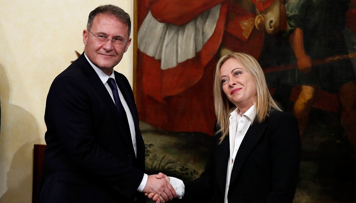 https://wips.plug.it/cips/notizie.virgilio.it/cms/2025/08/la-russa-matrimonio-edmondo-cirielli-meloni.jpg