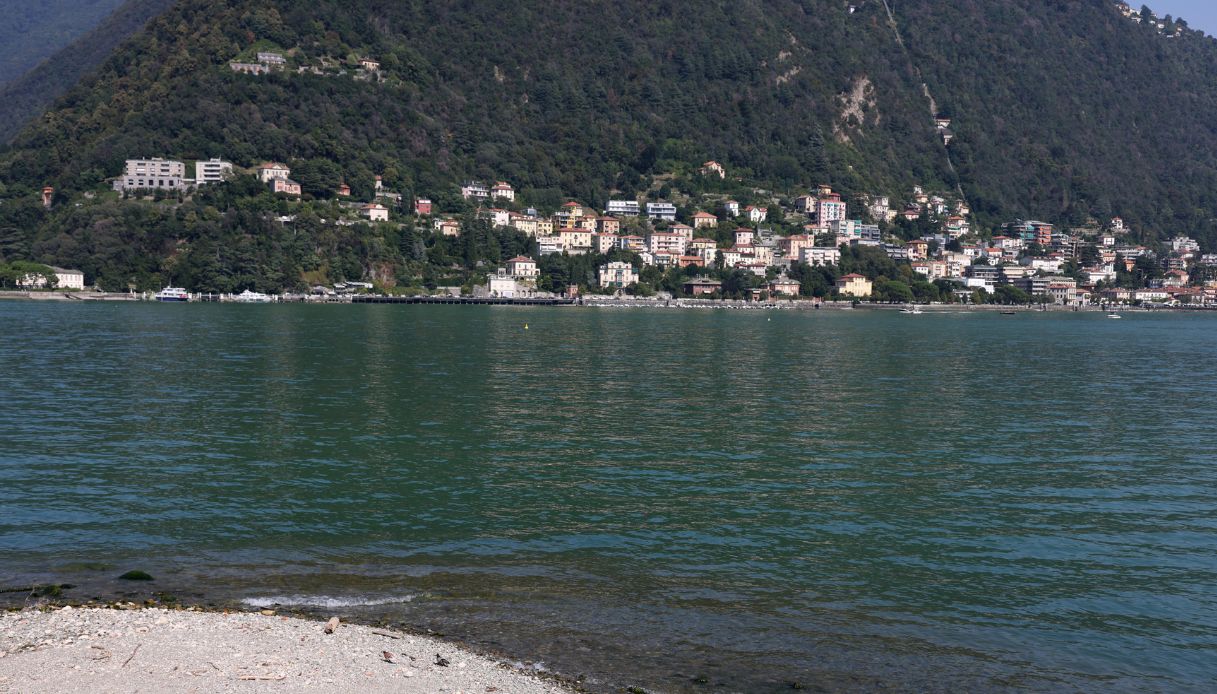 https://wips.plug.it/cips/notizie.virgilio.it/cms/2025/08/lago-di-como-turista-figli.jpg