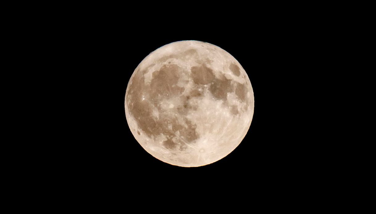 https://wips.plug.it/cips/notizie.virgilio.it/cms/2025/08/luna-piena-in-acquario-storione-9-agosto.jpg