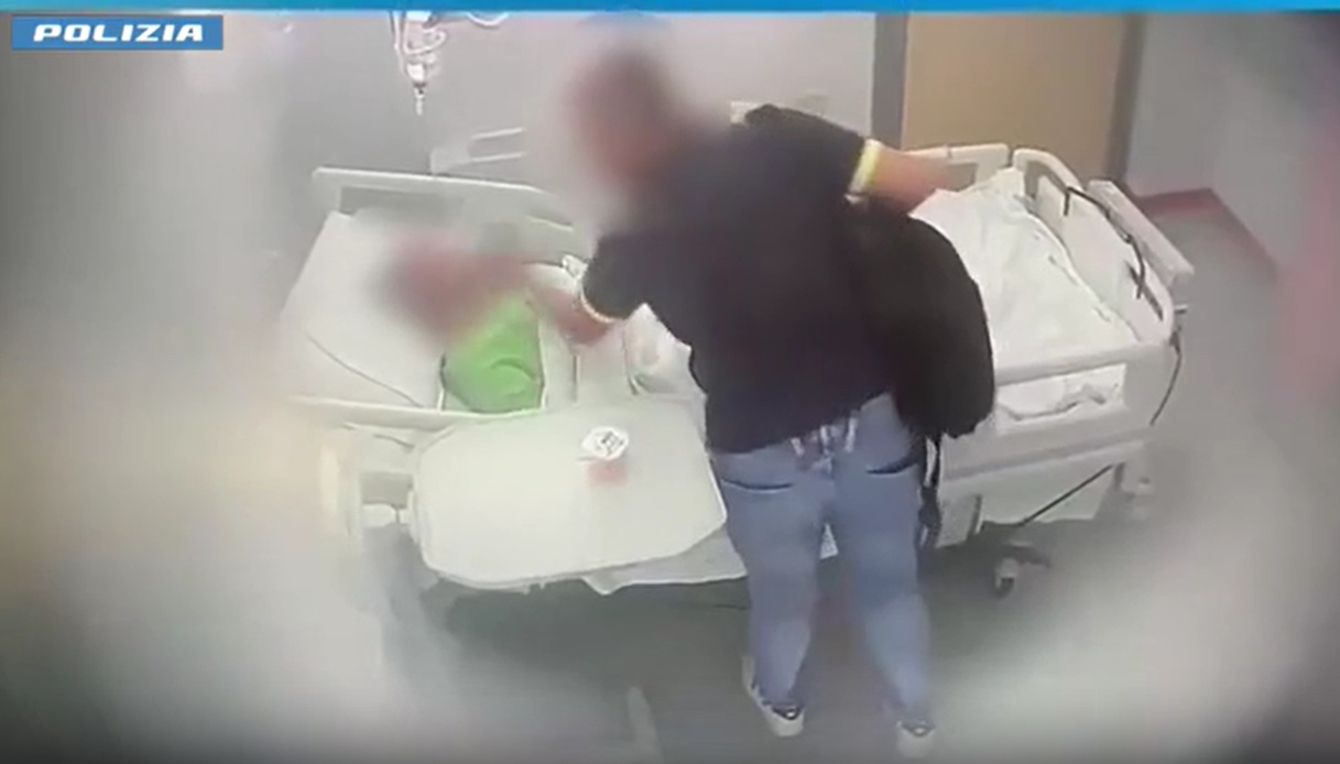 37enne maltratta la madre anche durante il ricovero ad arezzo le immagini agghiaccianti e l arresto