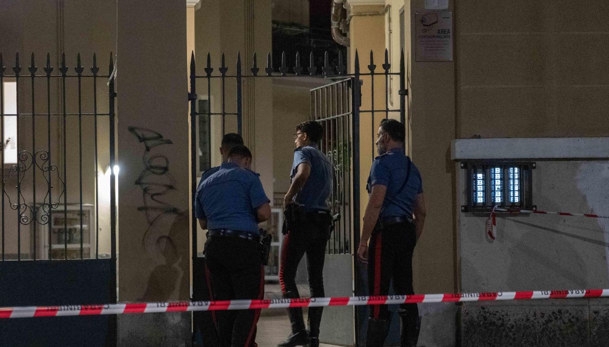 Melito, ispettore di polizia trovato morto in casa con ferite da arma da taglio: c