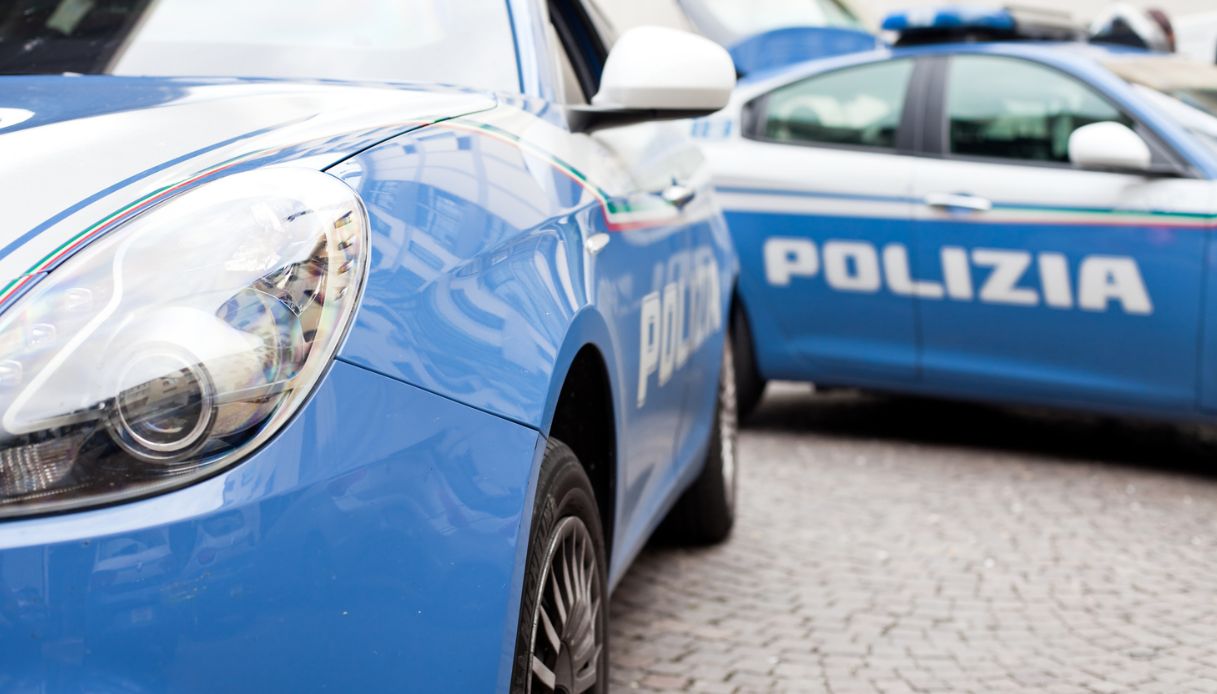 Prima cerca di accoltellare e poi soffoca col cuscino il compagno malato da tempo, "venite, l