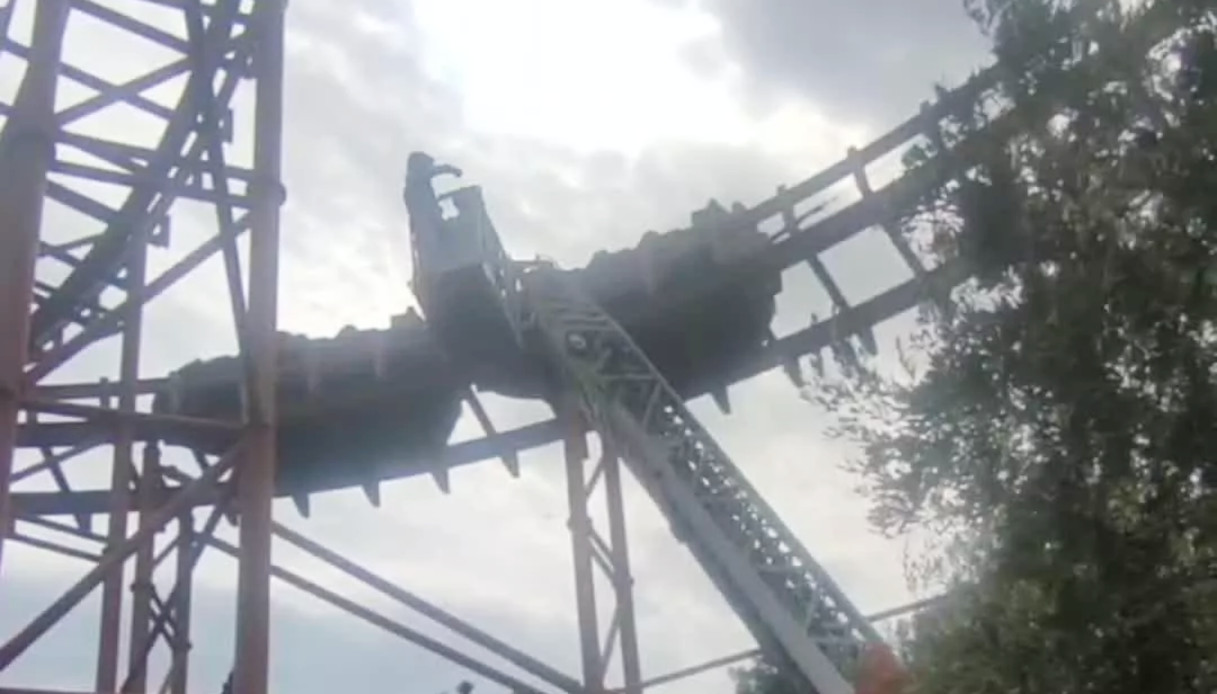 Guasto alle montagne russe del Cinecittà World e persone bloccate, paura al parco divertimenti di Roma