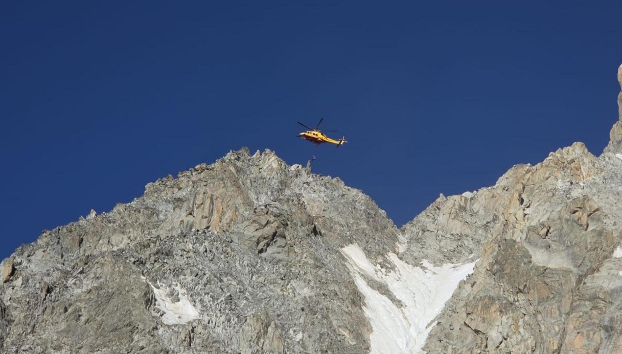Morto un alpinista italiano travolto da un seracco sul Monte Bianco: ricoverato il compagno di scalata Morto un alpinista italiano travolto da un seracco sul Monte Bianco: ricoverato il compagno di scalata