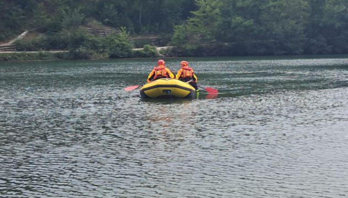 21enne morto nel lago sinizzo vicino l aquila aveva accusato un malore mentre nuotava a largo