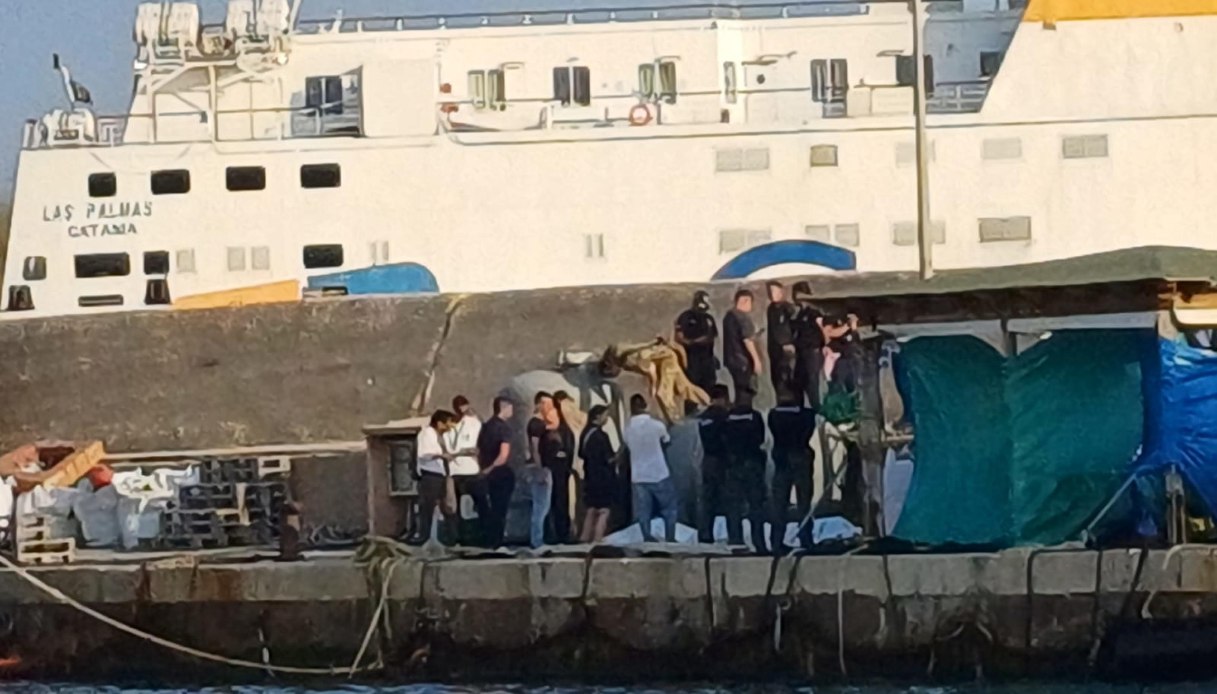Naufragio al largo di Lampedusa, il racconto dei sopravvissuti e dei soccorritori: "Inghiottiti dal mare"