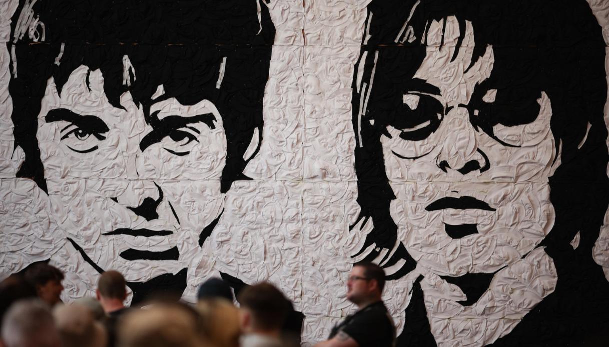 https://wips.plug.it/cips/notizie.virgilio.it/cms/2025/08/oasis-morto-caduto-spalti-wembley.jpg