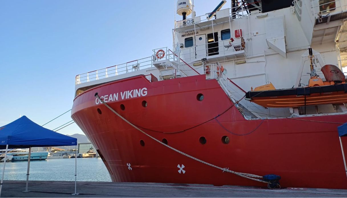 https://wips.plug.it/cips/notizie.virgilio.it/cms/2025/08/ocean-viking-spari-guardia-costiera.jpg
