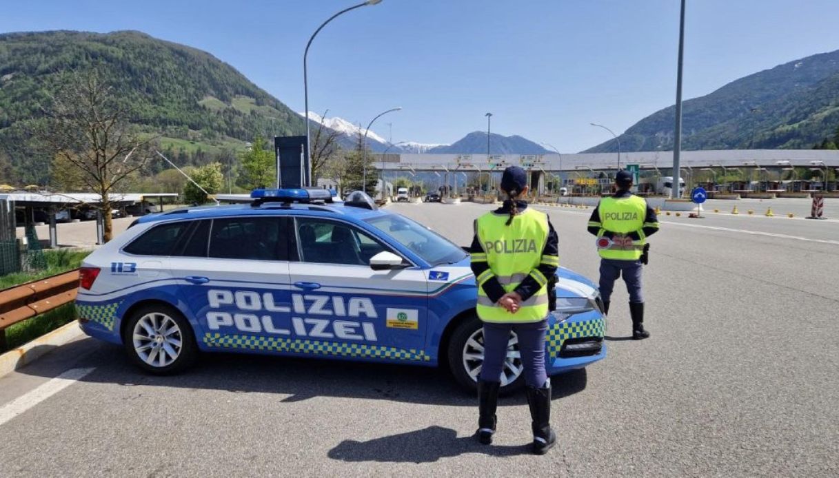 Padre dimentica le figlie in un autogrill sulla A22, le bambine salvate dalla Polstrada: cos