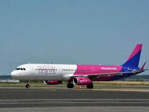 Volo WizzAir dirottato da Roma a Bologna per maltempo, la risposta della compagnia dopo le polemiche