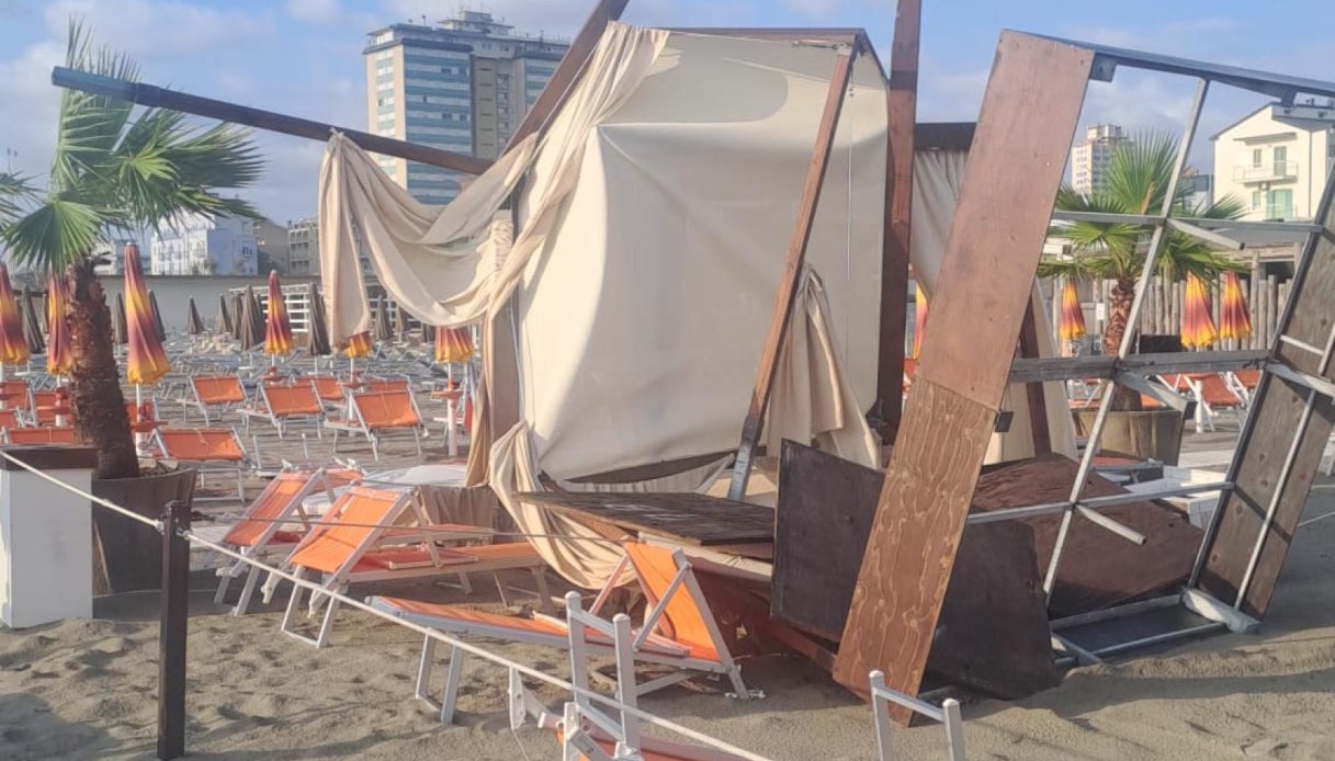 papeete beach travolto dal maltempo in romagna la rabbia del gestore che fa polemica sul caro lettini