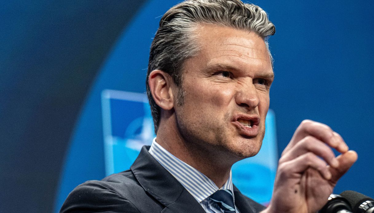 https://wips.plug.it/cips/notizie.virgilio.it/cms/2025/08/pete-hegseth-pentagono-donne.jpg